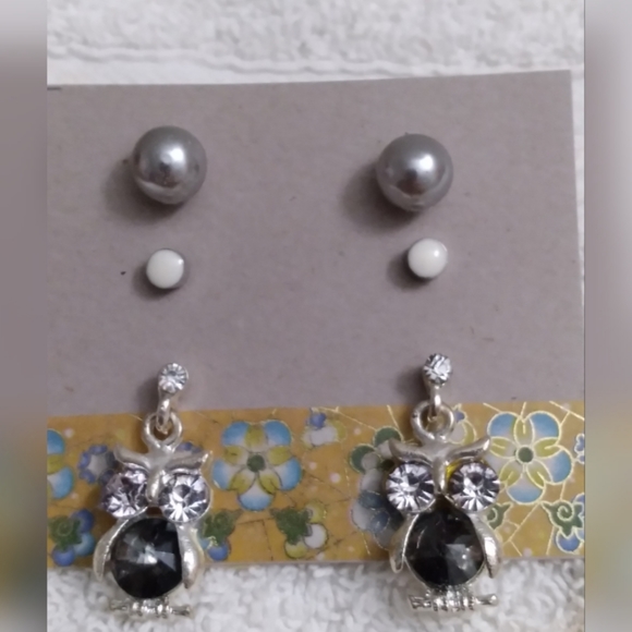 💥3/$12 Rhinestone Owl Earring Set - Picture 4 of 8